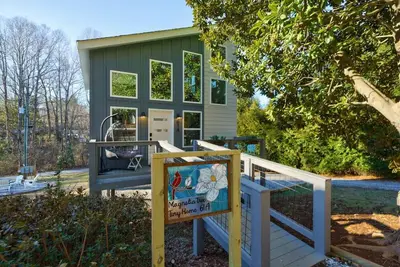 Image de Dahlonega Magnolia Tree Tiny Home *King Bed*