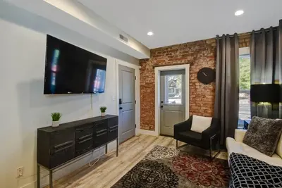 Image de ✨Stay Here✨5 Minutes Downtown✨Comfy Foam Beds✨W&D✨