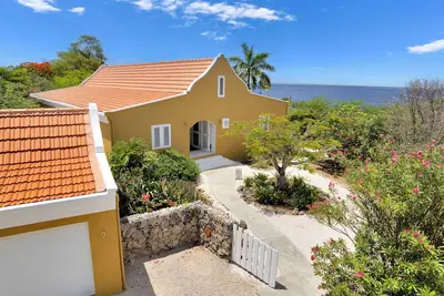 Image de Private Oceanfront Sanctuary- serene house on large garden lot, 10 mins to town