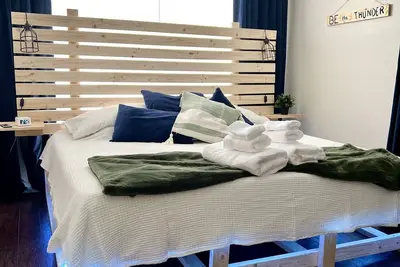 Image de Tampa at your fingertips, 3 bd/2 ba house, fire pit, outside dining, spa shower