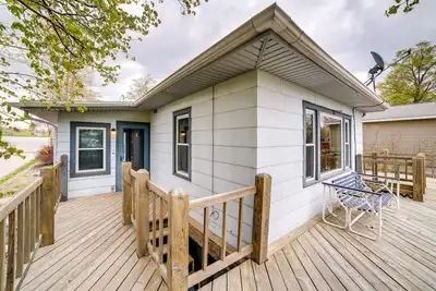 Image de Charming Lakeside Cottage with Large Deck