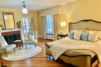 Image de The Washington Room at Rushmore Estate in Woodbury Ny Bed and Breakfast