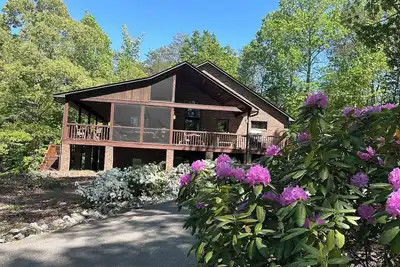 Image de Beautiful Mountain View with Large Saltwater Pool