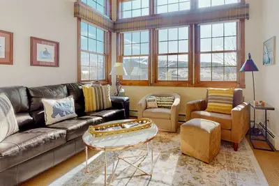 Image de Ski-in/out condo with amazing views, washer/dryer, fireplace, & hot tub