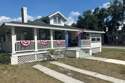 Image de The Rose on Lakeside \nMount Dora-Umatilla\n4 Bedrooms \n2 1/2 bathrooms \nSleeps 10