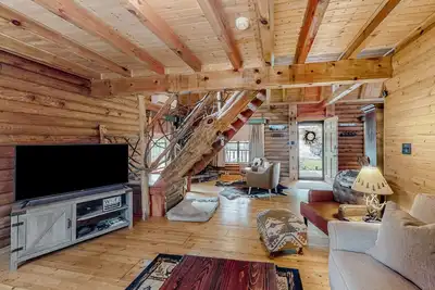 Image de Rustic retreat with mountain views, hot tub, grill, fireplace, central Ac, & W/D