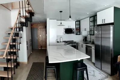 Image de Centrally located family-sized condo.