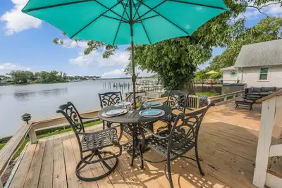 Image de Picture Perfect  Waterfront in town  Sleeps 6  Expansive Outdoor dining area