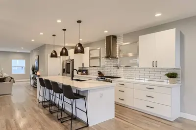 Image de Luxury Modern Duplex with Rooftop Hot Tub & Private Office 4800 sq ft