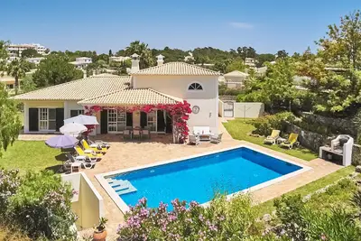 Image de Attractive Family Villa, A/C, Private Pool - 5mins drive to the Iconic Beach at Praia da Marinha!