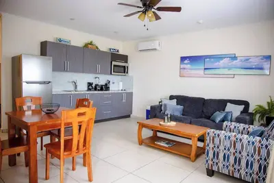 Image de Découvrez notre spacieux condo de 2 chambres et 2 salles de bain près de Eagle Beach