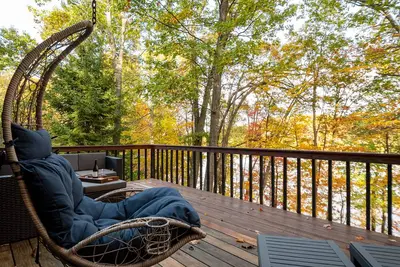 Image de ✔ Lakefront paradise & lake toys included! Hot Tub~Dock~Game room & Fire-pit!