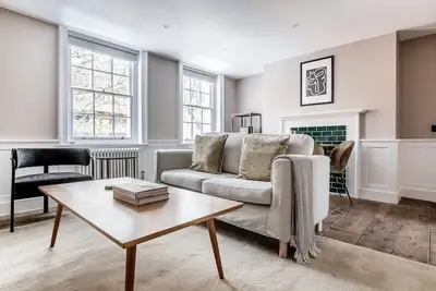 Image de Elegant 2br in Wapping w/ Rustic Decor, by Blueground