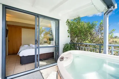 Image de Paradise Palm Beach, Hot tub!