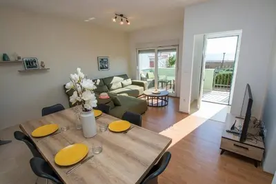 Image de Appartement de deux chambres avec la terrasse et la vue sur le mer Omis (A-21058-a)