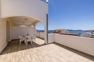 Image de Appartement de deux chambres avec la terrasse et la vue sur le mer Sevid, Trogir (A-21163-a)