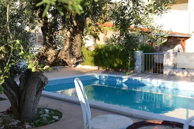 Image de Appartement de deux chambres avec la terrasse et la vue sur le mer Sevid, Trogir (A-21163-b)