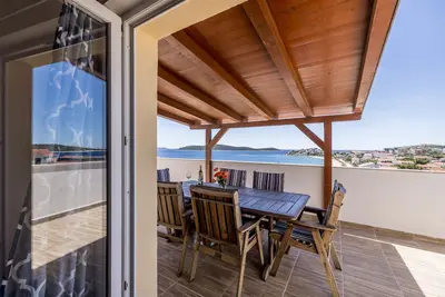 Image de Appartement de deux chambres avec la terrasse et la vue sur le mer Sevid, Trogir (A-21163-c)