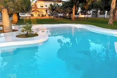 Hibiscus Apartment with Shared Pool