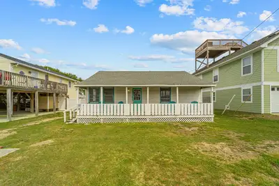 Image de Charming coastal home with a large yard, firepit, & outdoor shower