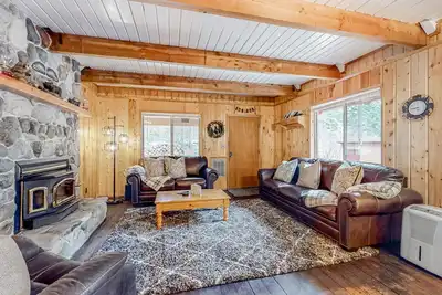 Image de Wooded cabin with private hot tub, deck, firepit & fireplace - walk to the lake