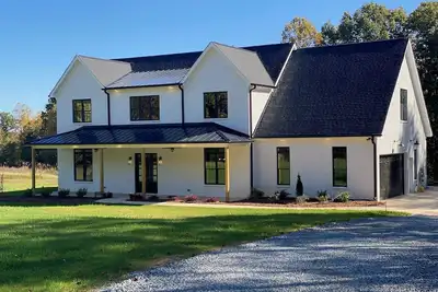 Image de Elegant Countryside Modern Farmhouse