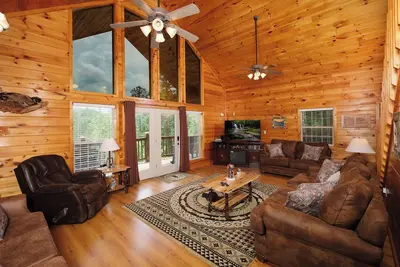 Image de Gorgeous 2br log cabin- hot tub, game room, & tons of space for relaxing!