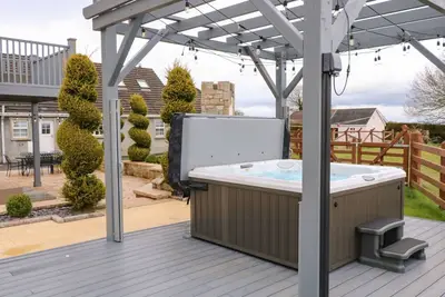 Image de The Hideaway, character holiday cottage, with hot tub in Moneymore