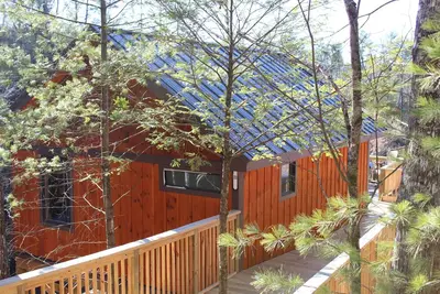 Image de New! 1br Treetop Cabin w/gas grill & hot tub, private deck 2min to Dollywood!