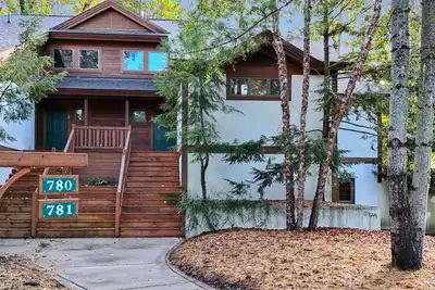 Image de 100% Ski In Ski Out | Slopeside on Boyneland Run | 5 Bedroom | Gas Fireplace