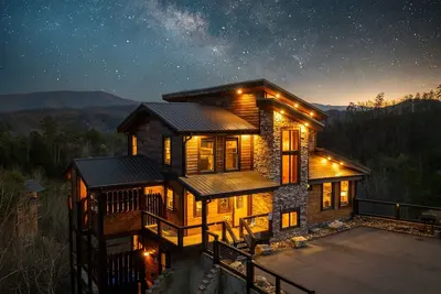 Image de Mountain Views Outdoor Fireplace Large Hot Tub Game Room 3 King Beds Bunk Room
