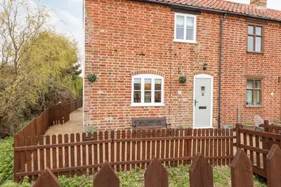 Holly Cottage, pet friendly, character holiday cottage in Sea Palling