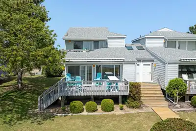 Image de Money In The Banks: Soundfront | Community Pool