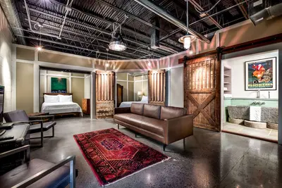 Image de The Garden Vault - Culture-Filled Downtown Loft-Style Property, A Must See!