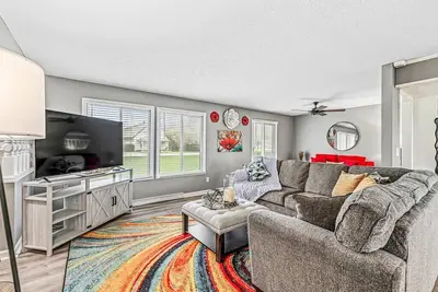 Image de Modern and Private Home in Indy!