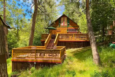 Image de Dog-friendly quaint cabin with two-story deck, fireplace, W/D, & yoga studio