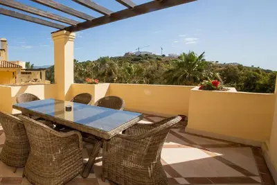 Image de Majestic Hills Casares 1. 5