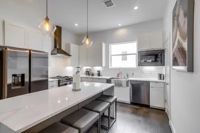 Image de Inviting H-Town Home Near Shops & Golf Courses!