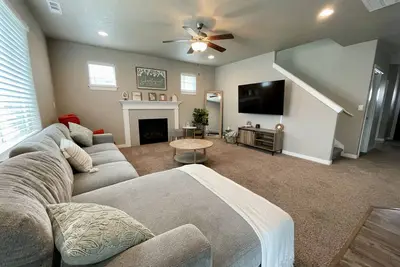 Image de Modern Home close to it all! With Generous backyard & Fire Pit