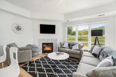 Modern Fully Renovated Hv Condo