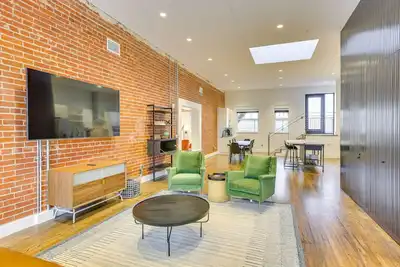 Image de Downtown Omaha Getaway w/ Deck & Gas Grill!