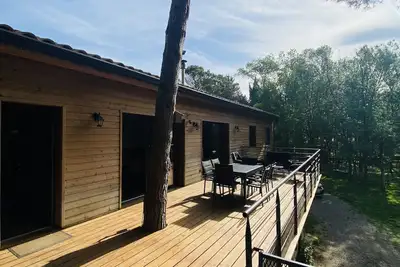 Image de Maison en bois avec piscine, grand jardin et parc de chevres et poules.