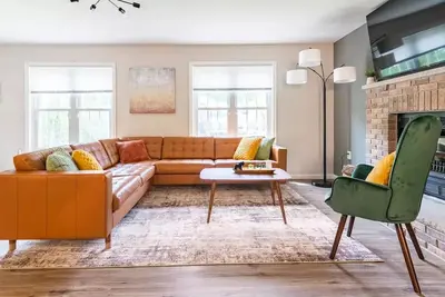Image de Newly Renovated! Dog Friendly! Hot Tub! “Friends” Tv Show Themed House!