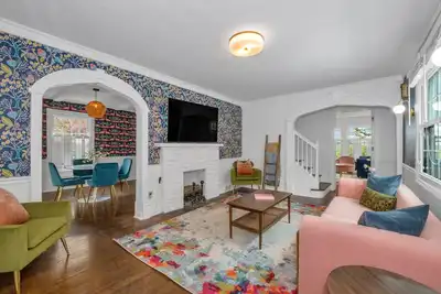 Image de Mt. Lebanon | Luxe | King Bed | Work & Family Stay