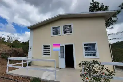 Image de Cozy Farmhouse with 7 acres. Close to the West Coast.