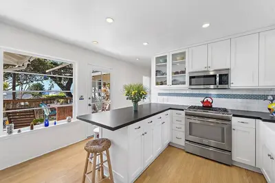 Image de Adorable 1940’s Vintage Ocean View Cottage in the Village
