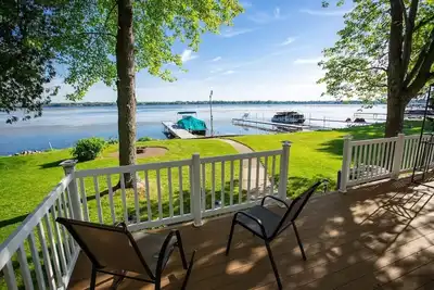 Image de Plenty of room for family and friends at our home on full rec Shawano Lake!