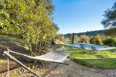 Image de Relax & Gather: Healdsburg Farmhouse for 10 with Pool, Hot Tub & Bbq