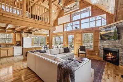 Image de Reunite+Relax, Designed for Family Time w/Private Hot Tub, Game/Movie Room