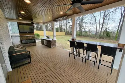 Image de The Silver Stone w/ Covered Patio, Outdoor Kitchen and Amazing Game Area